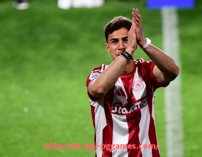 PG模拟器官方网站-英超球员骨折仍踢完全场的职业精神赞誉